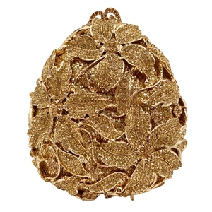 Détails de la pochette de soirée dorée ornée de strass et de motifs floraux ciselés
