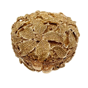 Vue de dessus d'une minaudière dorée avec fleurs 3D en cristaux et strass brillants