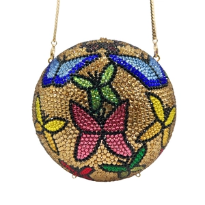 Vue détaillée de la pochette de soirée incrustée de cristaux aux motifs de papillons