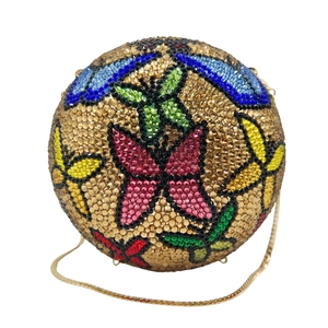 Vue détaillée des motifs papillon en cristal sur une pochette de soirée ronde de luxe