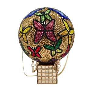 Détails de la pochette de soirée en forme de montgolfière avec cristaux papillons