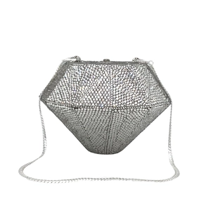 Détail de la pochette en cristal argenté avec forme diamant hexagonale et chaîne