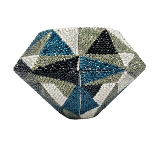 Détail de la pochette de soirée géométrique avec cristaux multicolores incrustés