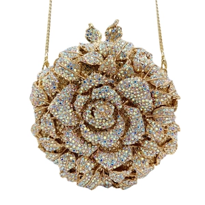 Vue détaillée du sac de soirée rose 3D avec cristaux AB et fermoir en feuille dorée
