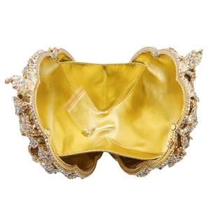 Vue détaillée de la pochette de soirée ouverte avec doublure dorée et strass de rechange