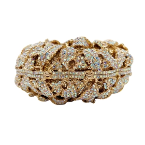 Détails de la pochette de soirée dorée ornée de strass brillants et de motifs de feuilles