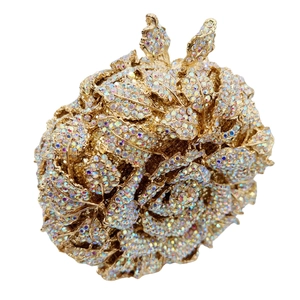 Vue macro de la pochette fleur dorée avec cristaux et fermoir en métal