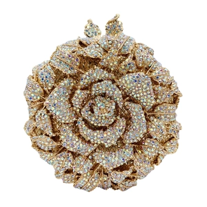 Vue détaillée d'une pochette camélia avec strass colorés et fermoir en métal doré de luxe