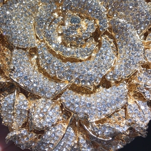 Détails d'une pochette de soirée de luxe en forme de rose ornée de cristaux scintillants