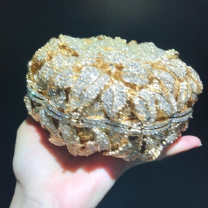 Vue détaillée du sac de soirée camélia orné de cristaux brillants et de diamants scintillants