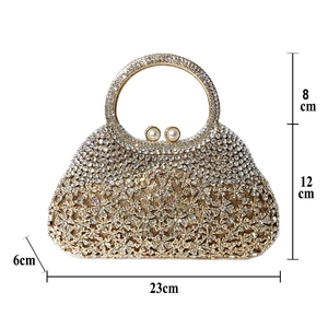 Détails du sac de soirée en strass avec dimensions 23x12x6cm et poignée anneau doré
