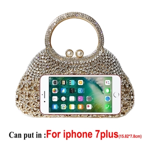 Pochette de soirée en strass avec poignée en métal doré montrant la capacité du téléphone