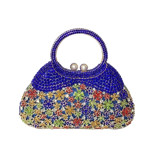 Détail de la pochette de soirée bleu roi avec motifs floraux en strass multicolores