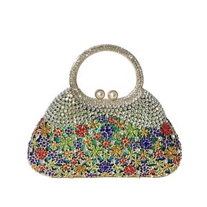Détail macro de la pochette fleurie en strass colorés avec fermoir perle et poignée anneau