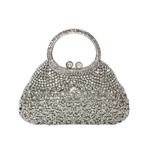 Détail du sac de soirée en strass avec motifs floraux et fermoir en perles élégant