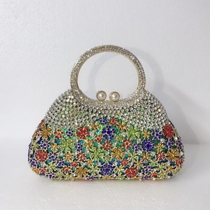 Détails des motifs floraux en cristal coloré et fermoir perle sur sac de soirée
