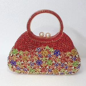 Détail du sac de soirée en strass rouges avec fleurs de cristal et fermoir en perles