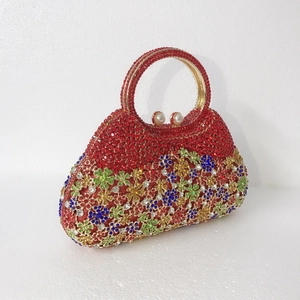Détails de la pochette de soirée luxueuse avec motifs floraux en strass et fermoir perle