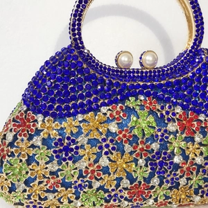Détail de la pochette de soirée en strass avec cristaux bleus et fermoir perle
