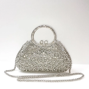 Détail de la pochette de soirée argentée avec strass, fermoir perle et chaîne en métal