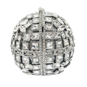 Détails de la pochette boule en cristal argenté avec un design ajouré orné de diamants