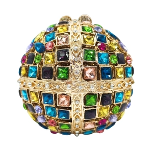 Pochette sphérique dorée ornée de cristaux colorés et motifs en strass évidés