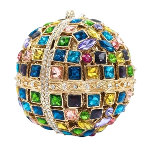 Pochette sphérique dorée avec cristaux colorés et motif ajouré incrusté de diamants