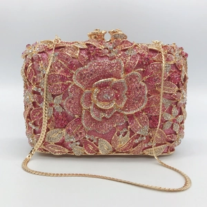 Detailansicht der rosa Rosen-Kristall-Clutch mit Strassblumen-Design und goldener Kette