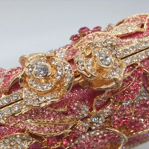 Luxuriöse goldene Abendtasche mit funkelnden Rosen-Strasssteinen und Kristall-Details