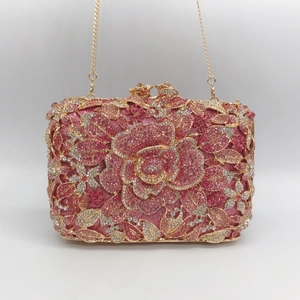 Detail der rosa Kristall-Rose Clutch mit funkelnden Strasssteinen und Goldkette