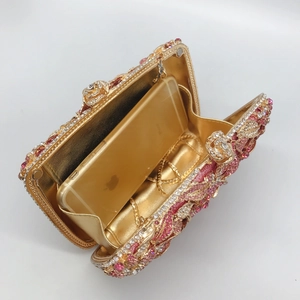 Innenansicht der Abendtasche mit floralem Muster und Platz für ein Smartphone