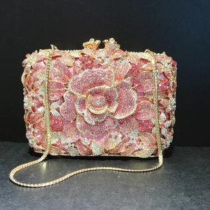 Detailansicht der Abendtasche mit rosa Kristallrosen und goldener Kettenriemen