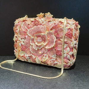 Makroaufnahme von Rosenmustern aus Strass und Goldverschluss einer Abendtasche