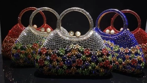 Détail de sacs de soirée luxueux avec motifs floraux en strass et fermoirs perles