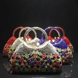 Détails de pochettes de soirée en strass avec motifs floraux et fermoirs en perles