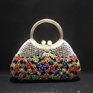 Détail des strass en cristal avec motif floral coloré sur le sac de soirée de luxe