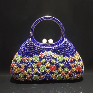 Pochette de luxe avec cristaux bleus, motifs floraux colorés et fermoir perle