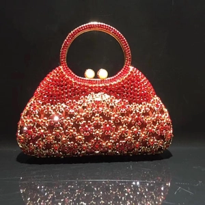 Pochette de soirée luxe en strass rouges avec motifs floraux dorés et anneau métal