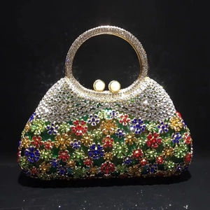 Vue macro des motifs floraux en strass colorés et fermoir perle sur sac de soirée