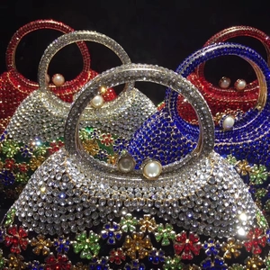 Détails de sacs de soirée de luxe en strass avec poignées en anneau et fermoirs perle