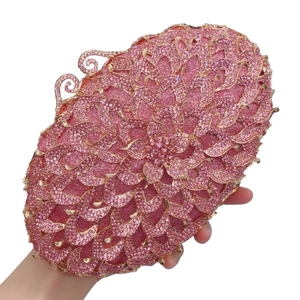 Pochette de soirée fleurie en cristal rose avec métal évidé doré et pétales en strass