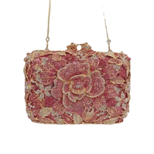 Elegante Rosen-Abendtasche mit glitzernden rosa Kristallen und goldener Kettenriemen
