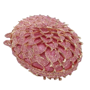 Pochette de soirée luxueuse ornée de strass roses et métal doré pour banquets et événements