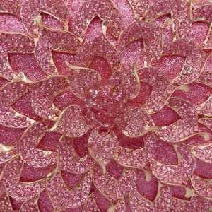 Pochette de soirée avec strass roses, motif floral et bordure dorée luxueuse