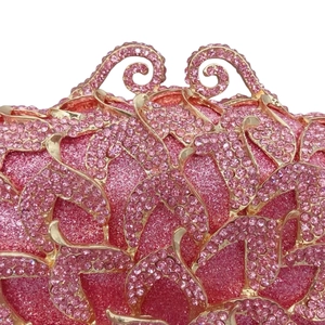 Détails macro de strass roses et filigrane en métal doré sur une pochette de soirée de luxe