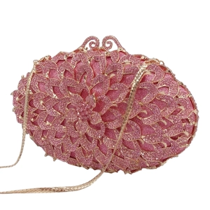 Détails de la pochette de soirée rose en forme de fleur avec cristaux et chaîne dorée
