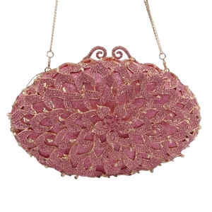 Détail de la pochette de soirée rose strassée avec texture pétale et fermoir doré ajouré