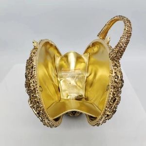Elegante borsa da sera a cestino dorata con strass scintillanti e design traforato