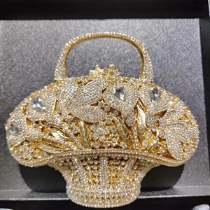 Elegante borsa da sera a cesto di fiori con cristalli scintillanti e metallo traforato