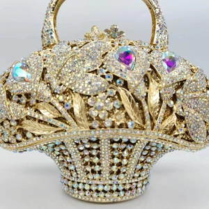 Dettaglio della borsa a mano a cesto con strass lucenti e gemme preziose colorate
